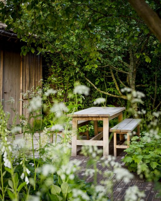 When I first saw this garden, it felt like a place where you could pause and feel close to nature, even during the busy Chelsea Flower Show.
Woodland atmosphere, naturalistic planting and a mix of wildness and elegance. I loved how the planting shaped the space without the colours becoming too loud.
Designed by @tomstuartsmith for Chelsea Flower Show 2024, The National Garden Scheme Garden is one of those gardens I still wish I could visit again and again. A Gold Medal winner of course.

Tom Stuart-Smith returns to Chelsea this year with The Tate Britain Garden, a preview of the forthcoming Clore Garden at Tate Britain. I hope you get a chance to see it in person. If not, stay tuned, I’ll be sharing more from the show here. 

In the photographs:
White foxgloves Digitalis purpurea f. albiflora
Sicilian honey garlic Nectaroscordum siculum
Cow parsley Anthriscus sylvestris
Siberian iris Iris sibirica ‘White Swirl’

#rhschelseaflowershow #foxglovegardens #chelseaflowershow #gardenphotographer #whitegarden